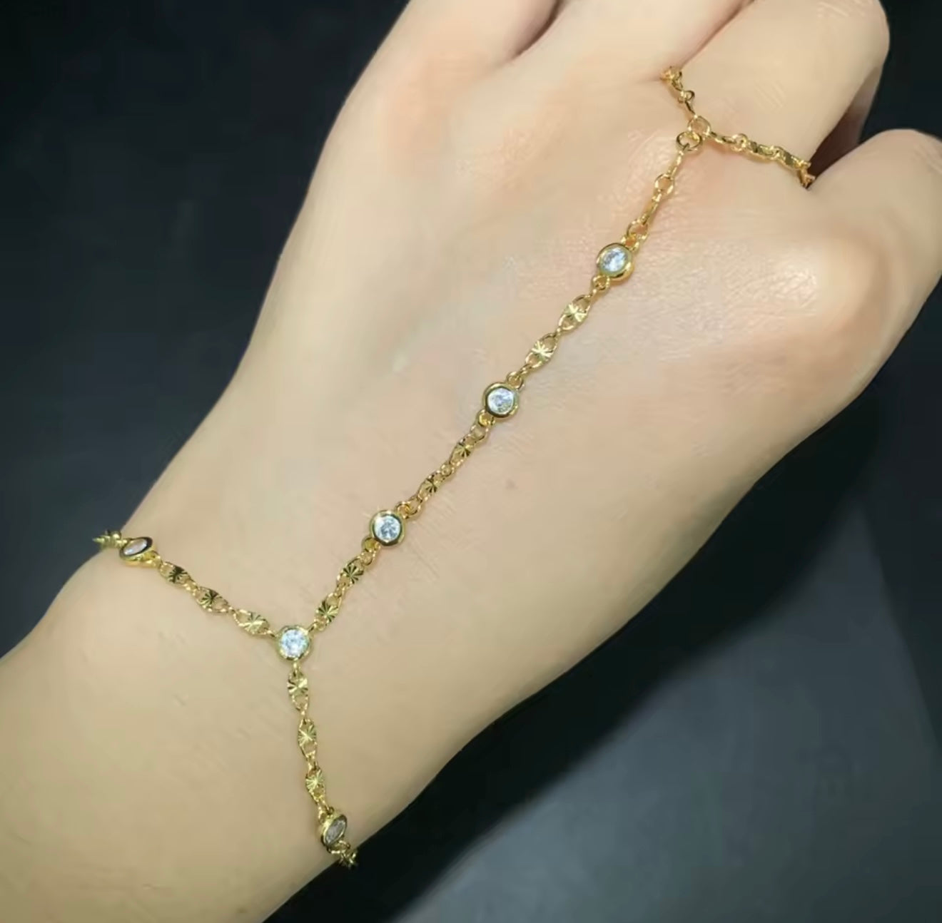 Bella Handchain