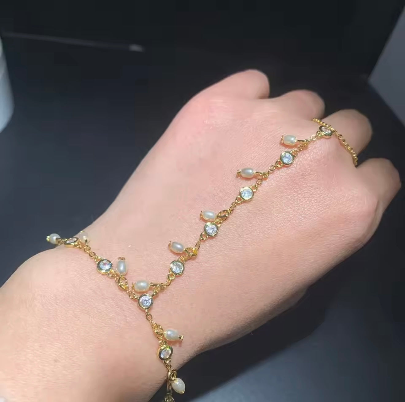 Pearl Luminus Handchain