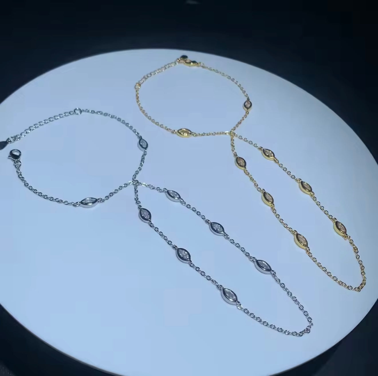 Lily Handchain