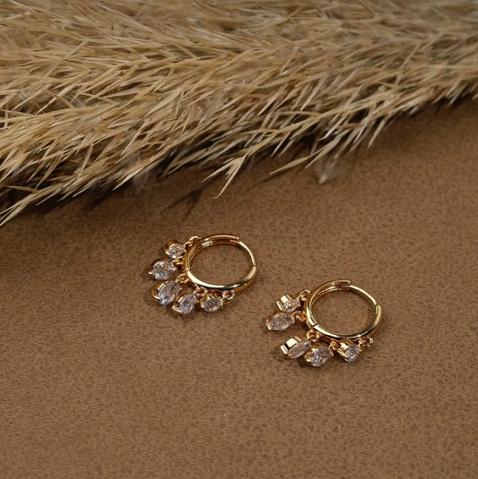 Dangling diamonds earrings